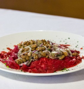 Carne salada con fagioli rossi e cipolle