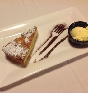 Torta alle mele fatta in casa con gelato